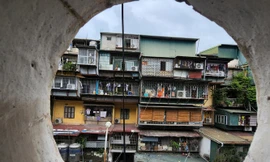 Cận cảnh 'tổ chim, chuồng cọp' nhức nhối tại tập thể đầu tiên được Hà Nội lập quy hoạch