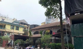 Một biệt thự nhóm 3 trên phố Tăng Bạt Hồ (quận Hai Bà Trưng) đang sửa chữa làm nhà hàng. Ảnh minh họa