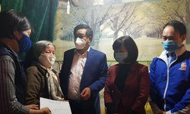 Ông Đinh Hồng Phong, Phó Chủ tịch UBND quận Hoàn Kiếm trao quà cho hộ có hoàn cảnh khó khăn trên địa bàn