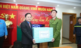 Bí thư Trung ương Đoàn thăm chúc Tết cán bộ chiến sĩ trực đêm 30 Tết