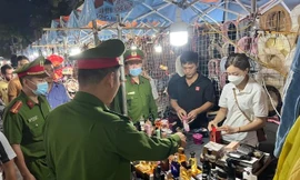 Hà Nội: Cảnh sát thu giữ lượng lớn nước hoa fake tại chợ đêm phố cổ 