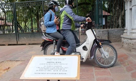 Đóng cửa bãi xe Văn Miếu, du khách chịu cảnh 'chặt chém' để vào di tích
