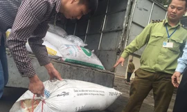 Lực lượng chức năng kiểm tra số lượng mỡ bẩn.