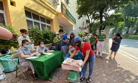 Đồng loạt triển khai đổi rác lấy quà tại 4 quận nội thành