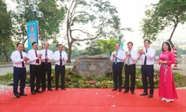Hà Nội khánh thành, gắn biển công trình vườn hoa hồ Thiền Quang