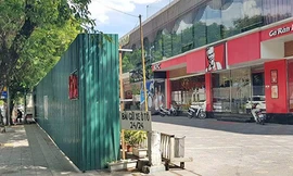 Mương Nghĩa Đô bị quây rào nhiều năm, vừa gây mất mỹ quan, vừa thiệt hại lớn cho doanh nghiệp. Ảnh minh họa.