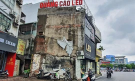 Ngôi nhà ôm trọn vỉa hè, gây ùn tắc giao thông tại tuyến đường nghìn tỷ Xã Đàn