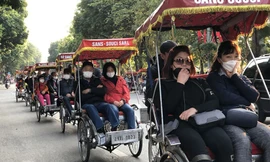 Cận cảnh du khách đến Hà Nội kín mít khẩu trang phòng dịch cúm