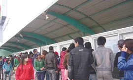 Công nhân đến tìm hiểu thông tin tuyển dụng ngày 31-1 tại bảng thông tin KCN Thăng Long, Đông Anh, Hà Nội. Ảnh: Phong Cầm