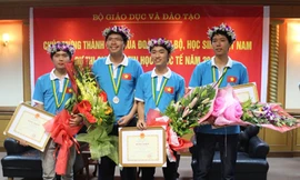 Trao thưởng 4 học sinh VN đoạt giải Olympic tin học quốc tế 2013