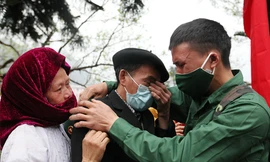 Tân binh huyện Mèo Vạc, Hà Giang xúc động chia tay người thân lên đường nhập ngũ