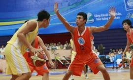 Trận chung kết nam giữa U17 Quân chủng Phòng Không Không Quân (PKKQ) và U17 trường THPT Chu Văn An (Hà Nội)