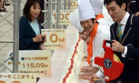 Sinh viên Nhật làm bánh dài nhất thế giới