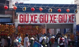 Ăn xin, giữ xe chặt chém trước cổng chùa Bà ở Bình Dương Ảnh: S.N