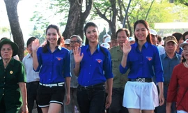 Hoa hậu tham gia đi bộ vì môi trường