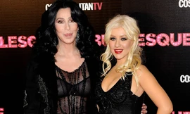 Christina khoe 'đồ khủng', Cher diện áo 'trong suốt'