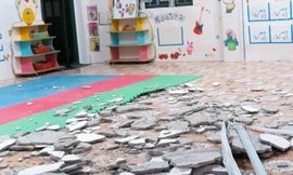 Hiện trường lớp học bị vỡ trần nhà rơi xuống. Ảnh: CTV