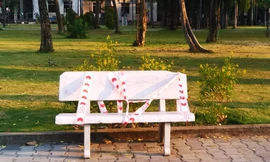 Lý giải sau hình ảnh ghế đá công viên bị 'phong toả' tại TPHCM 