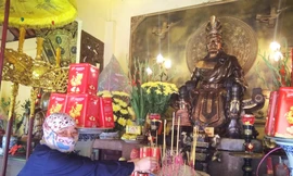 Người dân TPHCM đeo khẩu trang đến dâng hương tưởng nhớ vua Hùng