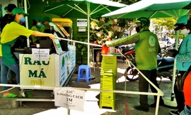 Chống dịch độc đáo mùa COVID: Dùng gậy cách 2 mét, bỏ đồ vào giỏ cho shipper