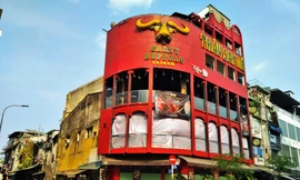 'Phố Tây' Bùi Viện cửa đóng then cài