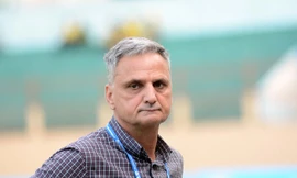 HLV Mihail trở thành nhà cầm quân đầu tiên bị mất việc. Ảnh: Zing