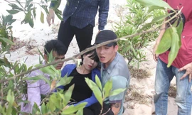 Chị Dương Thị Thảo khóc ngất khi biết tin dữ về con trai