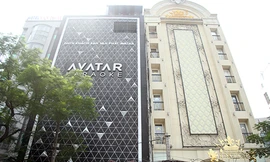 Hai quán karaoke có bảng quảng cáo bít kín mặt tiền.