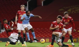 VAR tước phạt đền, M.U chia điểm với Man City