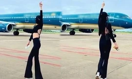 Hai hành khách cố nán lại sân bay nhún nhảy để quay clip được một hành khách khác đã ngồi trên máy bay quay lại và chia sẻ lên mạng xã hội. Ảnh cắt từ clip 