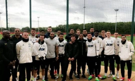 Anthony Joshua chụp ảnh cùng toàn đội Man Utd tại sân tập Carrington.
