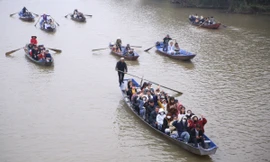 Chùa Hương đông nghịt khách, đò nườm nượp trên suối Yến