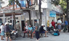 Phòng khám nơi cụ bà truyền dịch rồi tử vong, đông người tụ tập trưa 22/11.