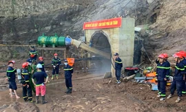 Hình ảnh hiện trường vụ công nhân mắc kẹt trong đường hầm dài 200m ngập nước ở Điện Biên