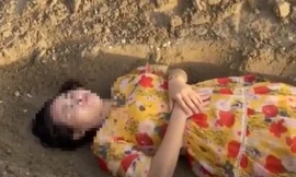 CLIP: Xôn xao nhóm du khách ở biển Cửa Lò đào hàng chục hố cát giống huyệt mộ rồi vùi mình