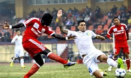 Hà Nội T&T (áo trắng) có chiến thắng đậm ở ngày mở màn V.League 2014