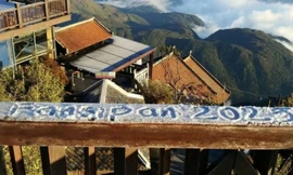 Sương muối trắng đỉnh Fansipan ngày đầu năm 2025