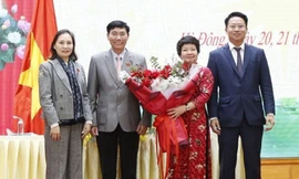 Lãnh đạo quận Hà Đông chúc mừng bà Trần Thị Lương An được bầu giữ chức Phó Chủ tịch UBND quận Hà Đông. 