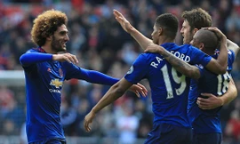 Các cầu thủ M.U ăn mừng bàn thắng.