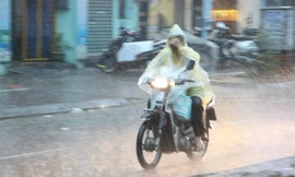 Cả ngày nắng nóng, Hà Nội mưa dông vào tối