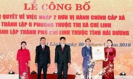 Chủ tịch Quốc hội Nguyễn Thị Kim Ngân trao Nghị quyết thành lập thành phố Chí Linh cho lãnh đạo thành phố. (Ảnh: Trọng Đức/TTXVN)