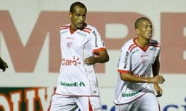 Rivaldo xuất hiện trên sân cùng cậu con trai Rivaldo Jr .