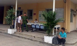 Công an Bình Thuận lấy lời khai những người có liên quan vụ việc. Ảnh: Thái Hà