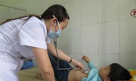 Học sinh bị ngộ độc được thăm khám tại TT Y Tế huyện Quỳ Châu. 