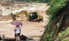 Kinh hãi cảnh mưa lũ đổ về Yên Bái, nhấn chìm ô tô, máy xúc