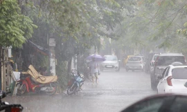 Người Hà Nội sung sướng đón cơn mưa 'giải nhiệt'