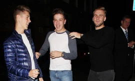 Shaw tiệc tùng thâu đêm cùng bạn