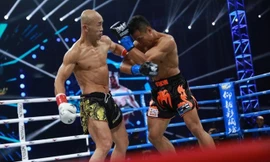 Nhất Long trong trận đấu với Sitthichai Sitsongpeenong