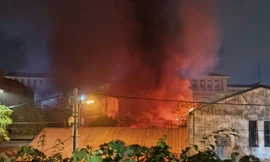 Hà Nội: Cháy lớn nhà kho ở Vĩnh Tuy, khói đen cuồn cuộn bốc cao hàng chục mét