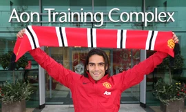 Ronaldo bất ngờ lên tiếng vụ M.U chiêu mộ Falcao